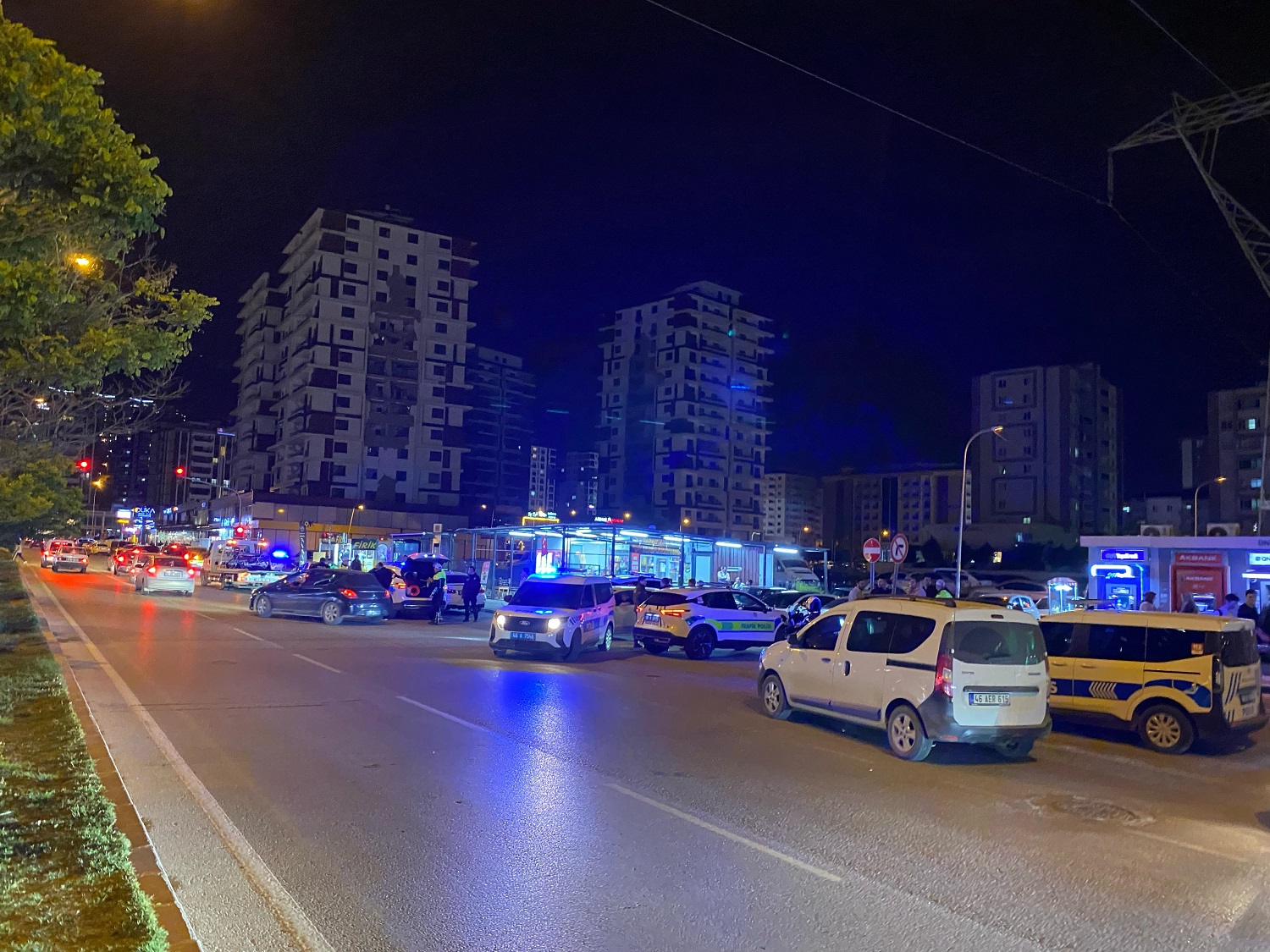 Dur İhtarına Uymayıp Kaçarken Polis Memuruna Çarptı (5)