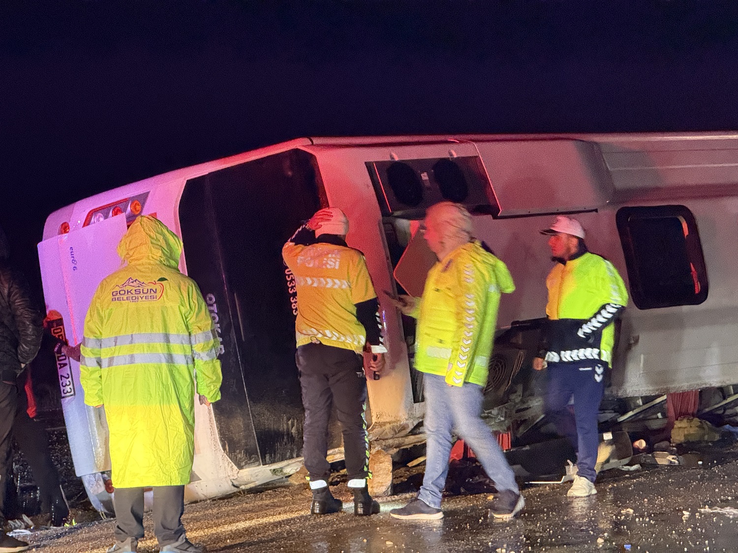 Göçmenleri Taşıyan Minibüs Devrildi 1 Ölü, 22 Yaralı (1)