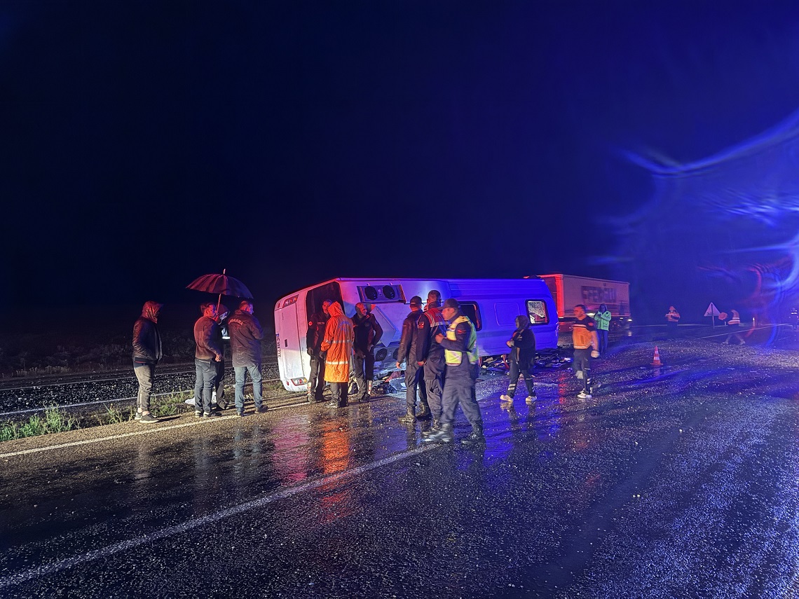Göçmenleri Taşıyan Minibüs Devrildi 1 Ölü, 22 Yaralı (2)