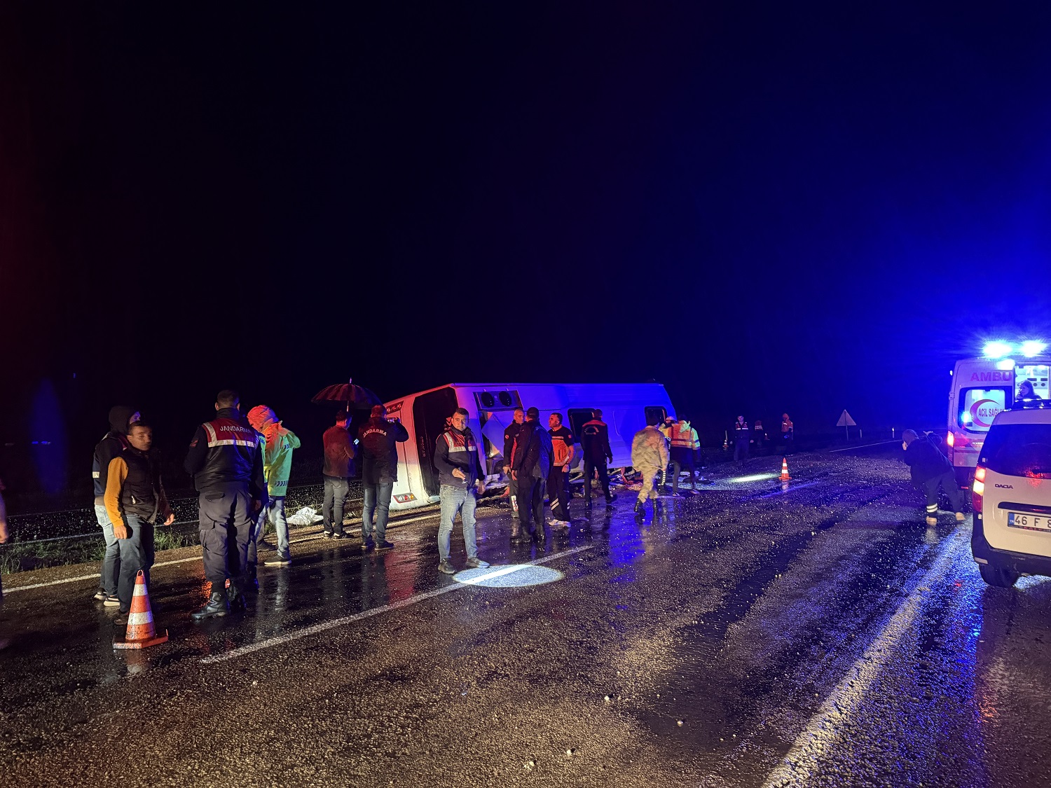 Göçmenleri Taşıyan Minibüs Devrildi 1 Ölü, 22 Yaralı (4)