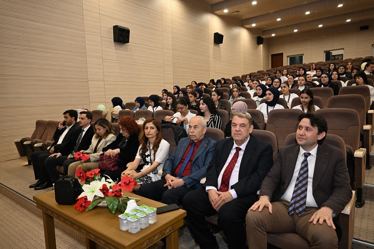 İl Sağlık Müdürü Uzm. Dr. Vehbi Şirikçi, Dünya Ebeler Günü Etkinliğine Katıldı (4)