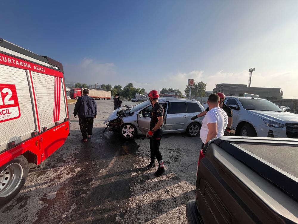 İşçi Servisi Ile Otomobil Çarpıştı 12 Yaralı 1