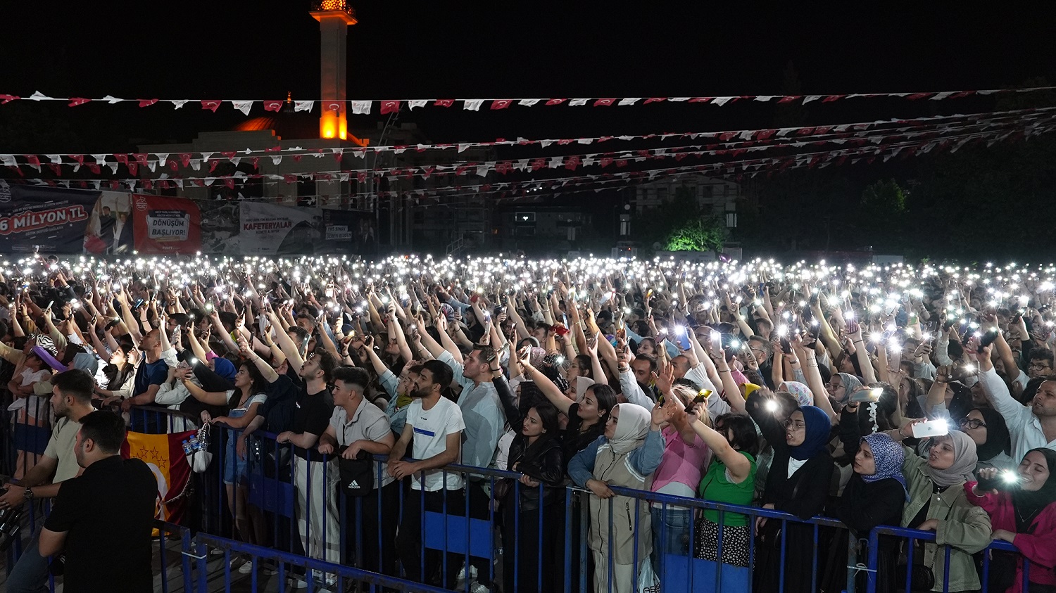 Kahramanmaraş’ta Gençlik Coşkusu Emre Aydın Konseriyle Zirveye Ulaştı (1)