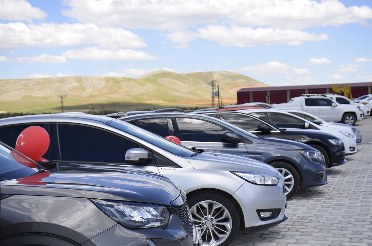Miraç Auto Ve Emlak Görkemli Bir Açılışla Hizmete Başladı (7)