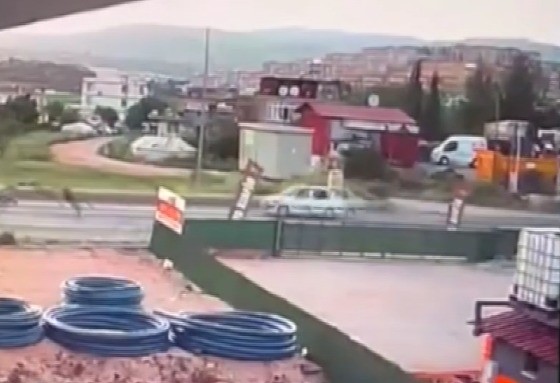 Motosiklet Savruldu Sürücü Ağır Yaralandı O Anlar Kamerada 1