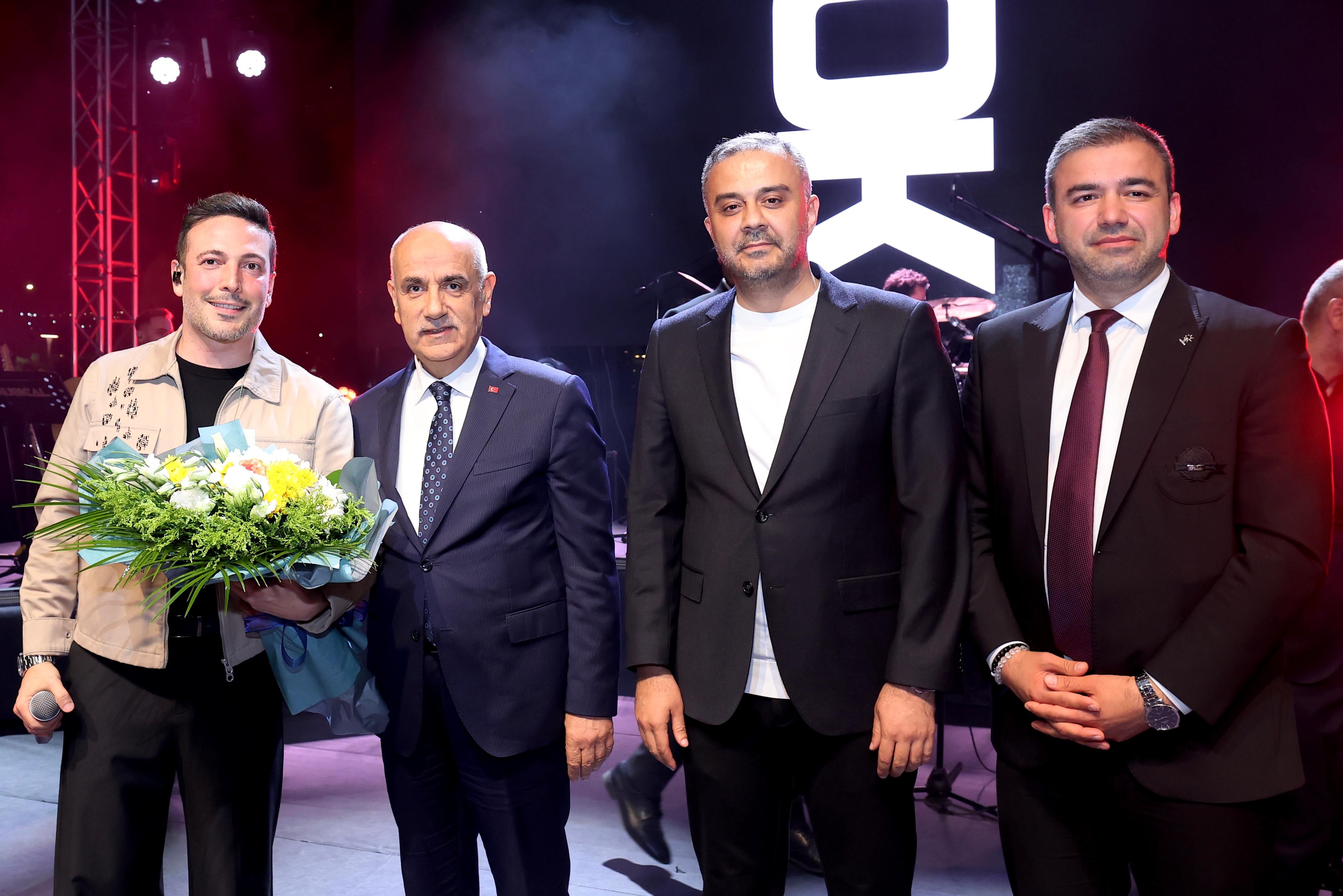 Onikişubat Gençlik Festivali’nin Ilk Konserinde Oğuzhan Koç Sahne Aldı   (1)