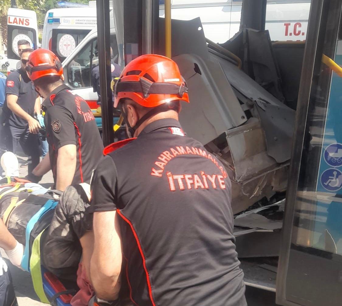 Otomobil Halk Otobüsüne Arkadan Çarptı 1 Ölü 8 Yaralı (2)