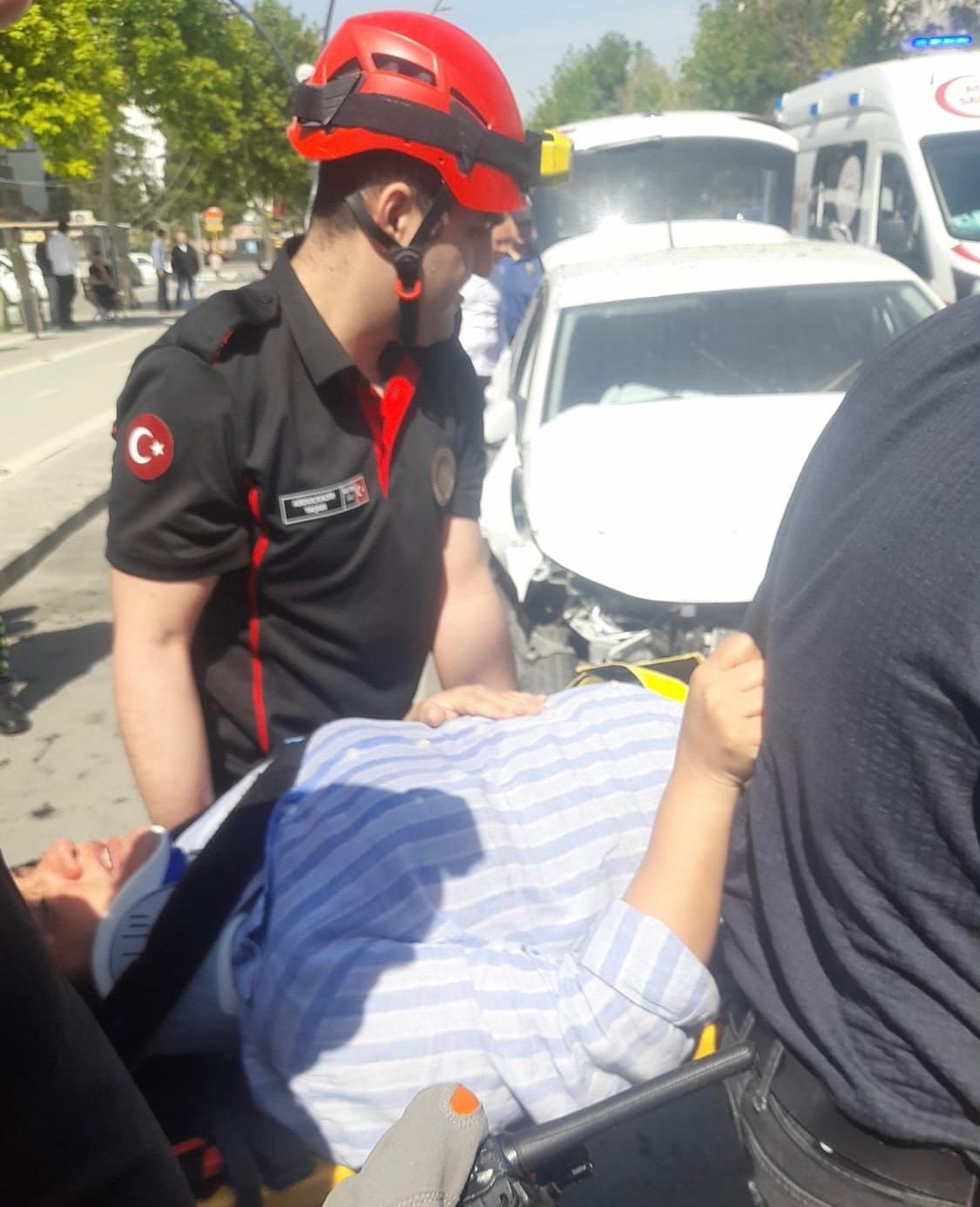 Otomobil Halk Otobüsüne Arkadan Çarptı 1 Ölü 8 Yaralı (3)