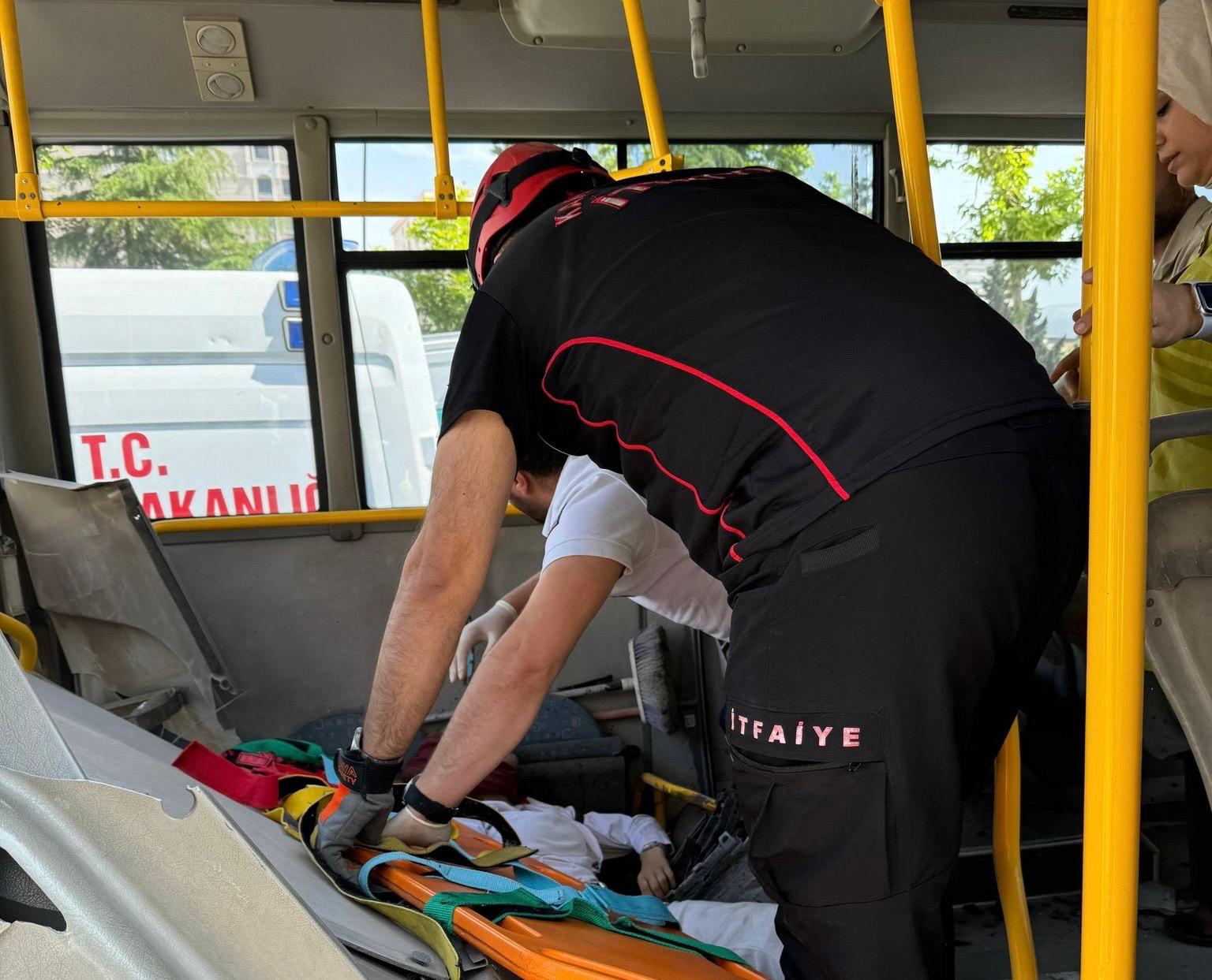 Otomobil Halk Otobüsüne Arkadan Çarptı 1 Ölü 8 Yaralı (4)