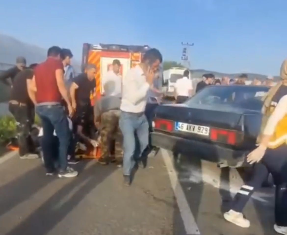 Otomobillerin Hurdaya Döndüğü Kazada Yaralılardan 2'Si Hayatını Kaybetti (2)