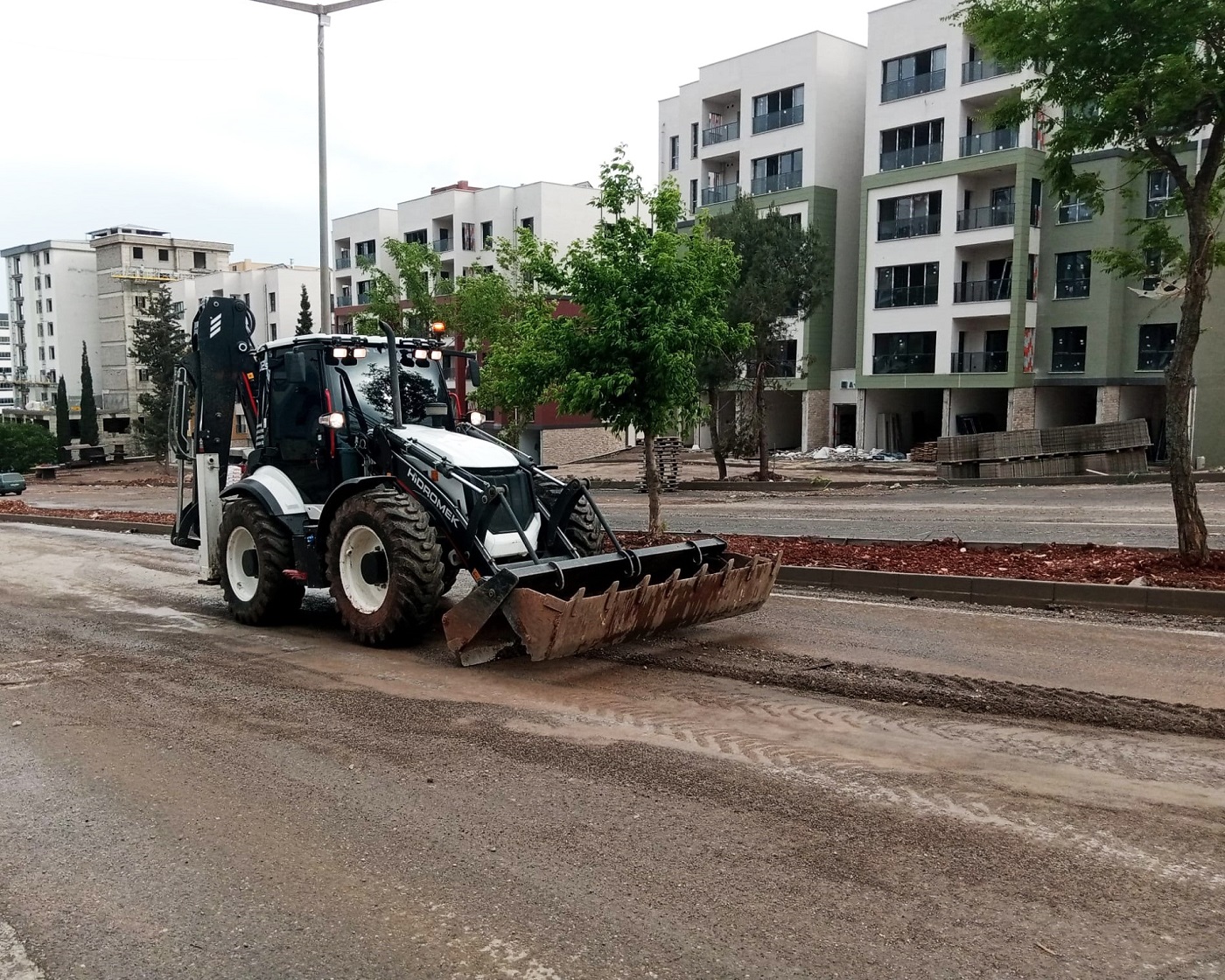 Sağanakla Caddelere Taşınan Çamurlar Temizlendi (2)