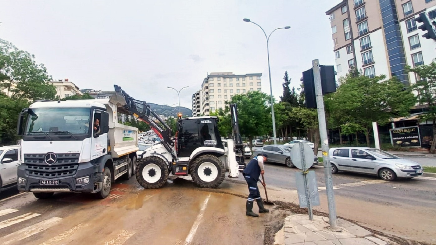 Sağanakla Caddelere Taşınan Çamurlar Temizlendi (3)