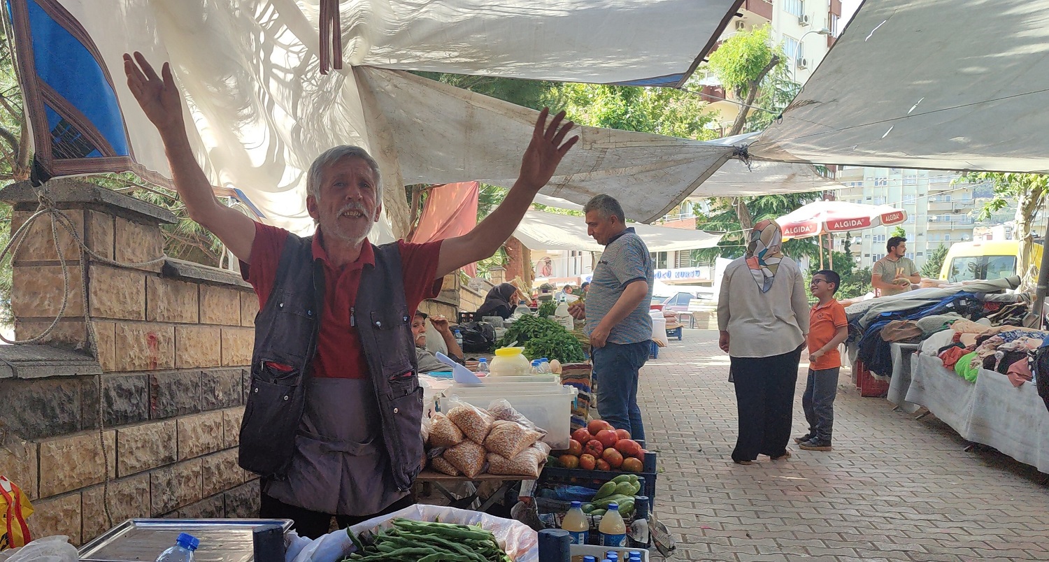 Şarkı Söyleyerek Ekmeğini Kazanan Pazarcı Herkese Neşe Saçıyor (1)