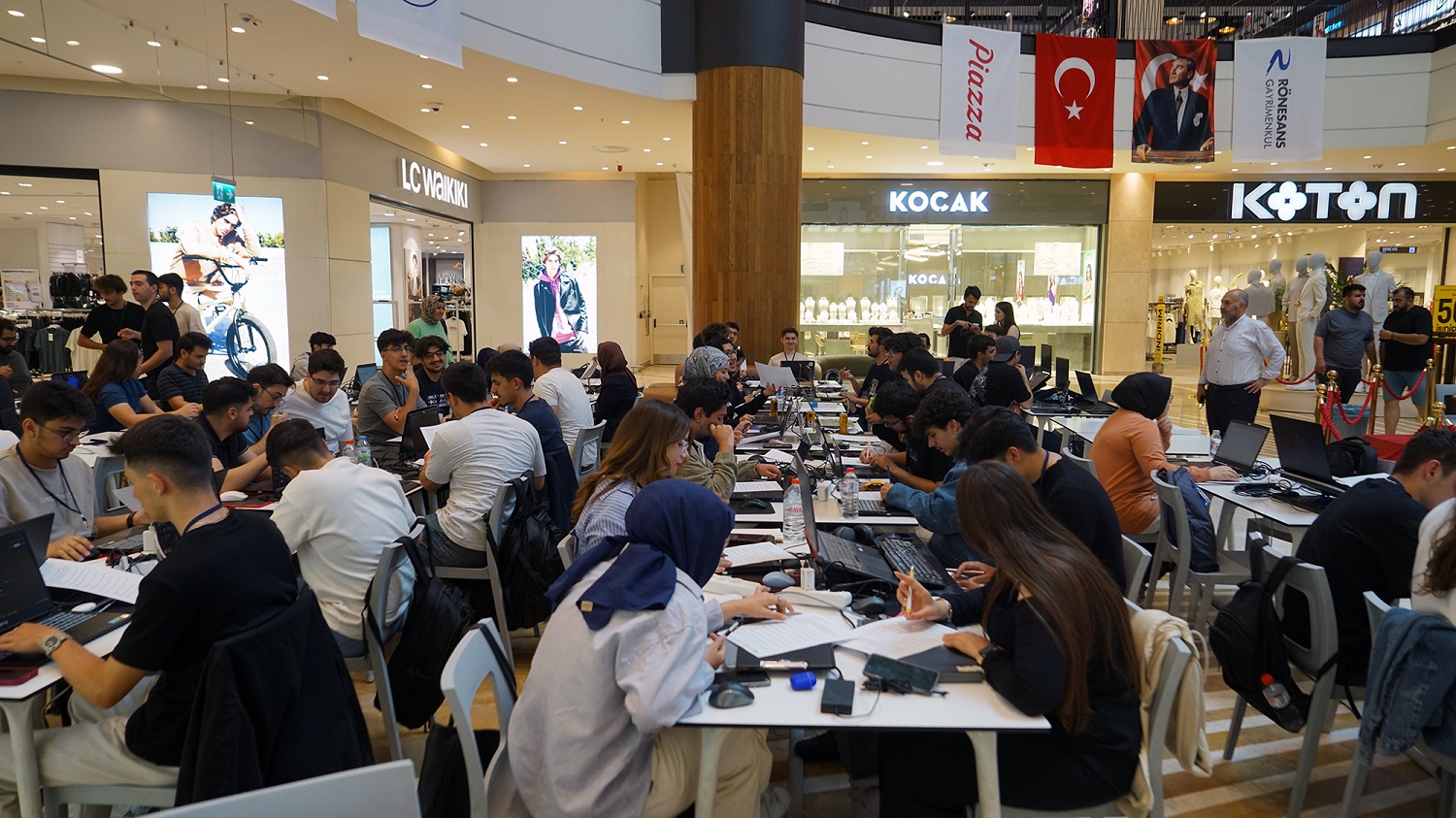 Teknoloji Tutkunlarını Buluşturan “Dijital Oyun Geliştirme Atölyesi” Başladı (3)