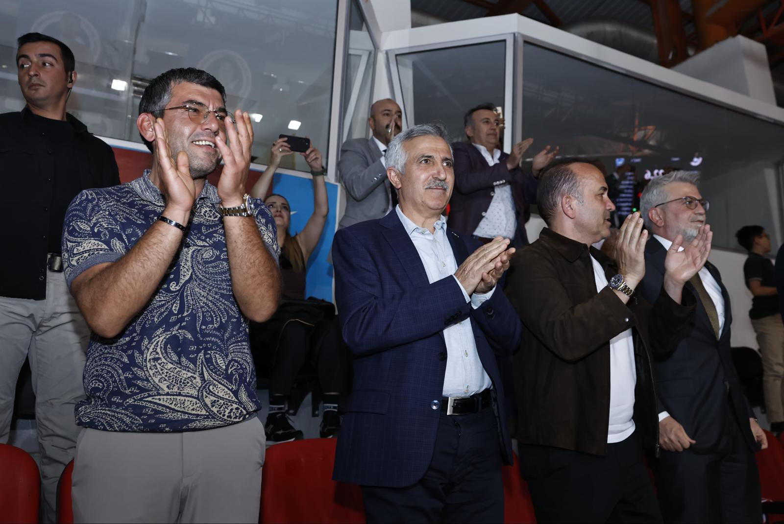 Vali Ünlüer, Kipaş İstiklalspor Basketbol Takımını Tribünden İzledi1