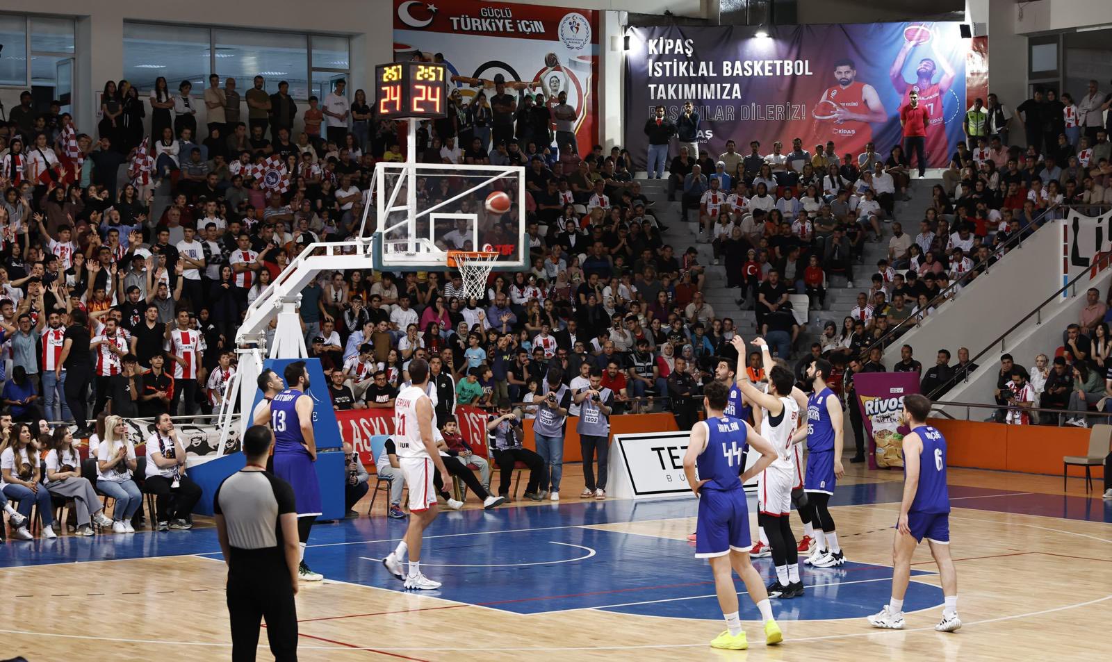Vali Ünlüer, Kipaş İstiklalspor Basketbol Takımını Tribünden İzledi3