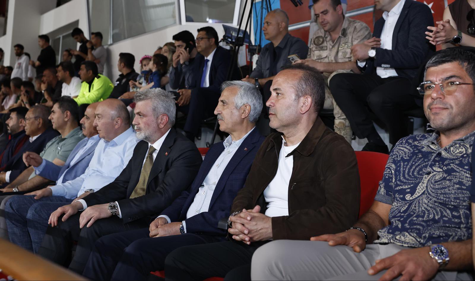 Vali Ünlüer, Kipaş İstiklalspor Basketbol Takımını Tribünden İzledi4
