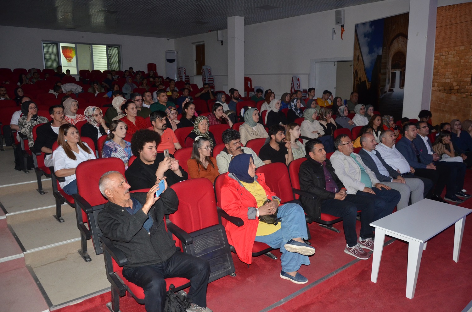 “Yalnızlık Orkestrası” Tiyatro Oyunu Afşin'de Sahnelendi (1)