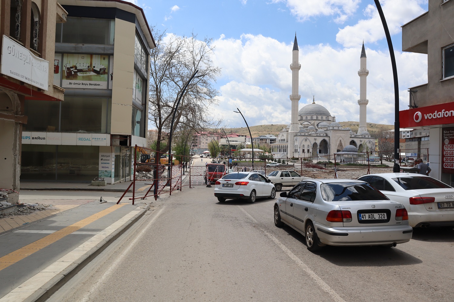 Yediler İş Merkezi’nin Kalan Bölümü De Yıkılıyor (7)