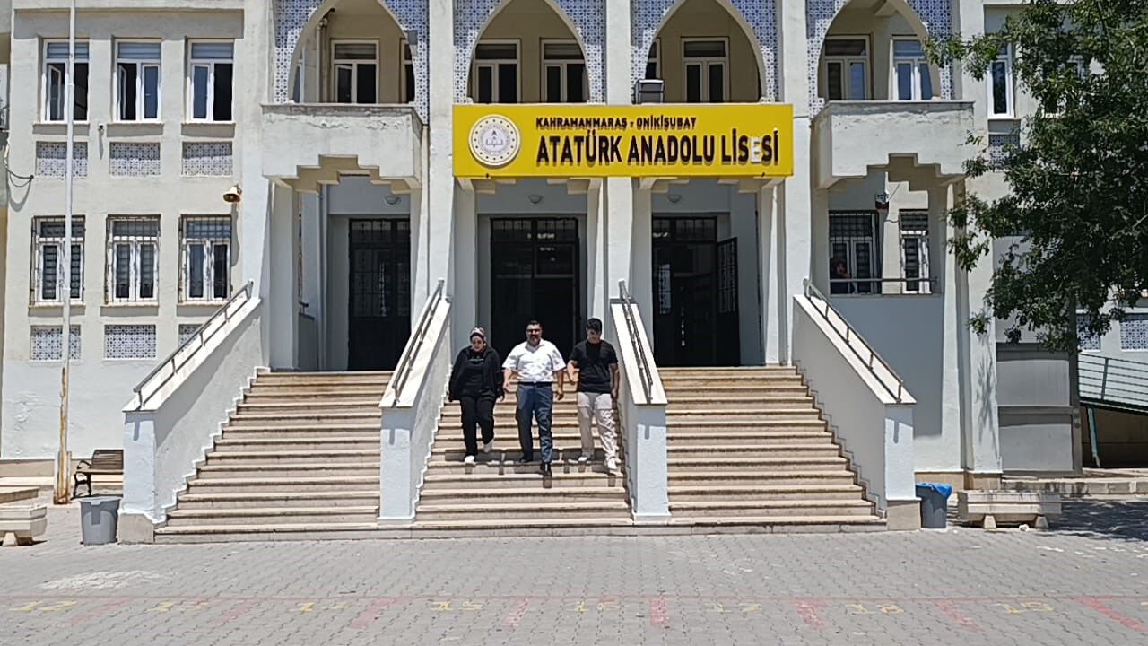 6 Üniversite Bitiren Baba, Kızıyla Aynı Sınıfta, Oğluyla Aynı Okulda Sınava Girdi (2)