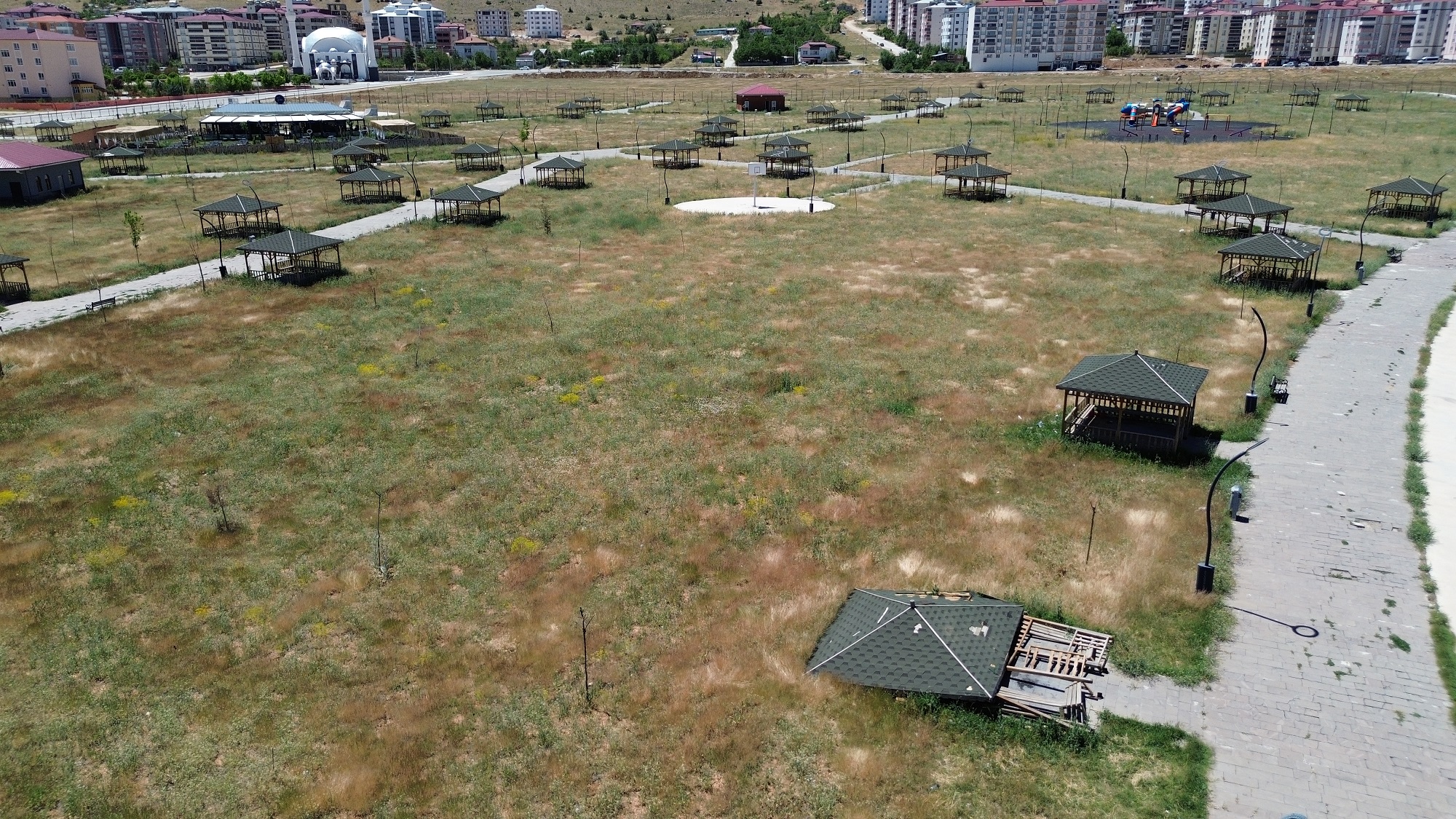 Afşin Millet Bahçesi Bakım Ve Onarım İstiyor (3)