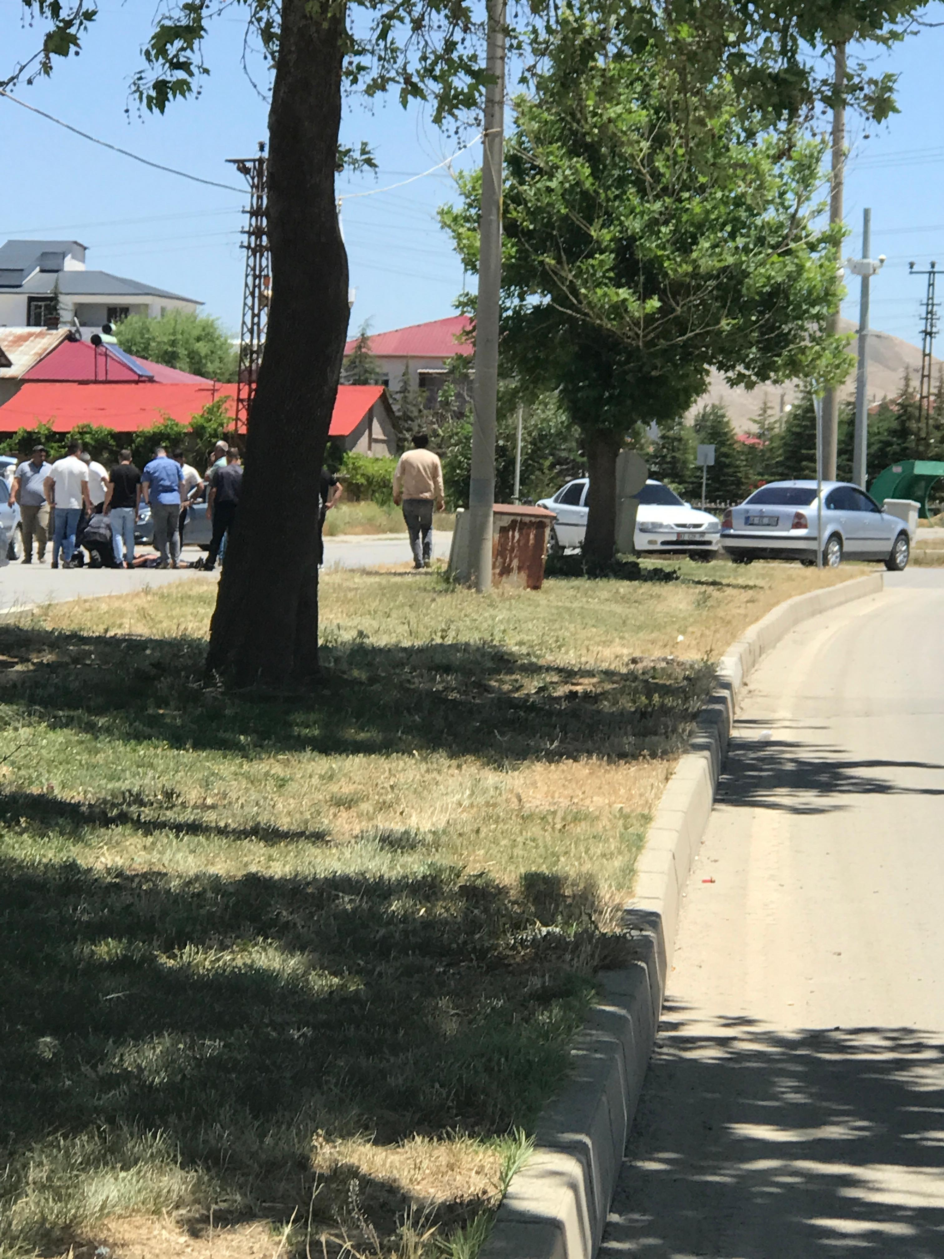 Afşinbey Caddesi’nde Motosiklet Ile Otomobil Çarpıştı 1 Yaralı (2)