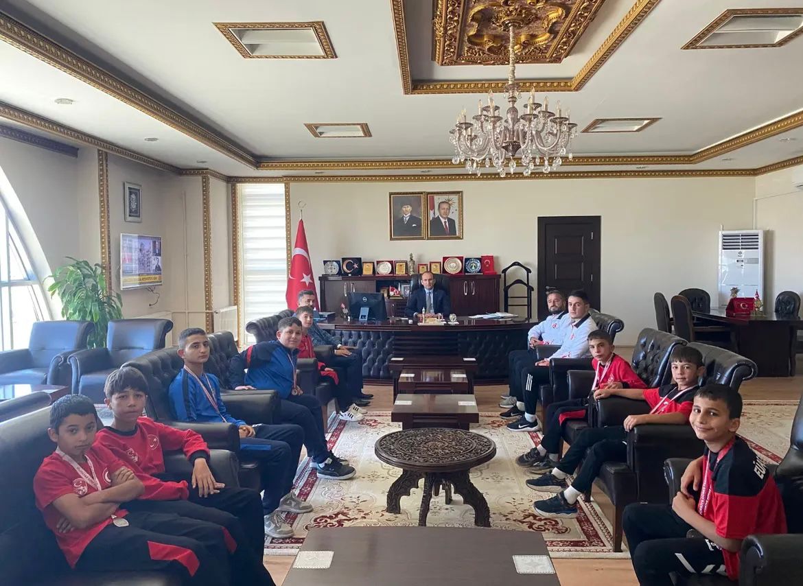 Afşinli Güreşçilerden, Kaymakam Sarıdoğan’a Ziyaret1 (1)