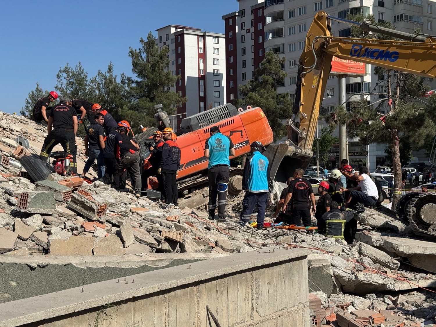 Ağır Hasarlı Bina Yıkılırken İş Makinesinin Üzerine Devrildi (1)