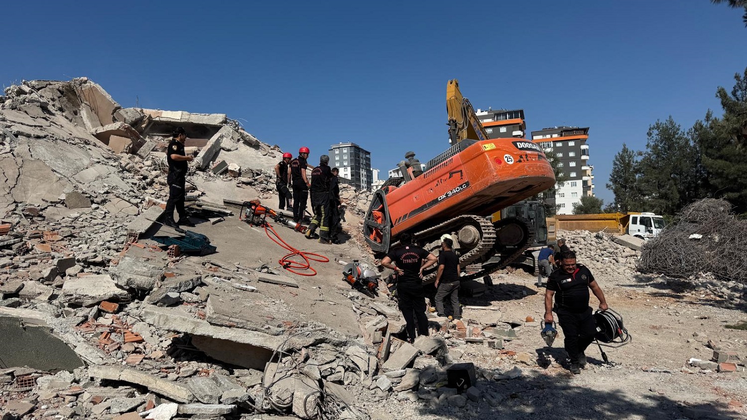 Ağır Hasarlı Bina Yıkılırken İş Makinesinin Üzerine Devrildi (3)