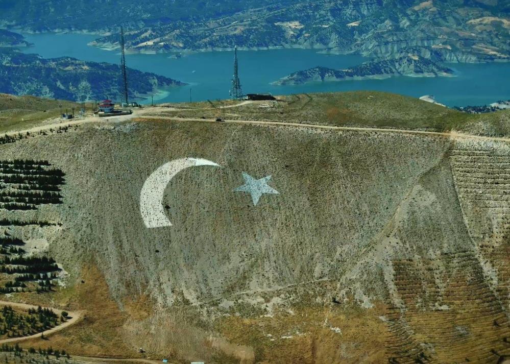 Ahır Dağı Zirvesine 38 Bin Metrekarelik Türk Bayrağı 1