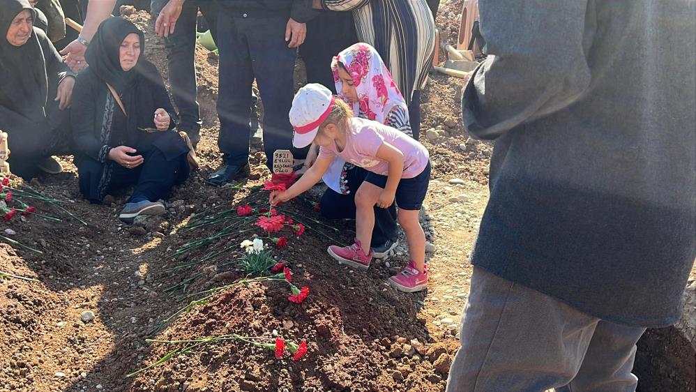 Anne Ve Çocuklarına Gözyaşlarıyla Veda 1