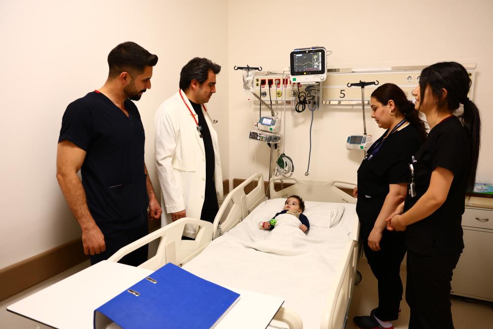 Boğazına Havuç Kaçan Bebek, 10 Dakikalık Kalp Masajıyla Hayata Döndü 1