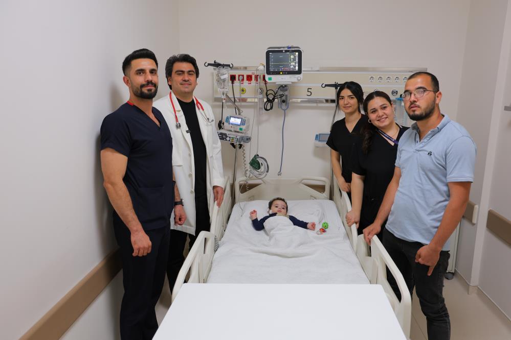 Boğazına Havuç Kaçan Bebek, 10 Dakikalık Kalp Masajıyla Hayata Döndü 2