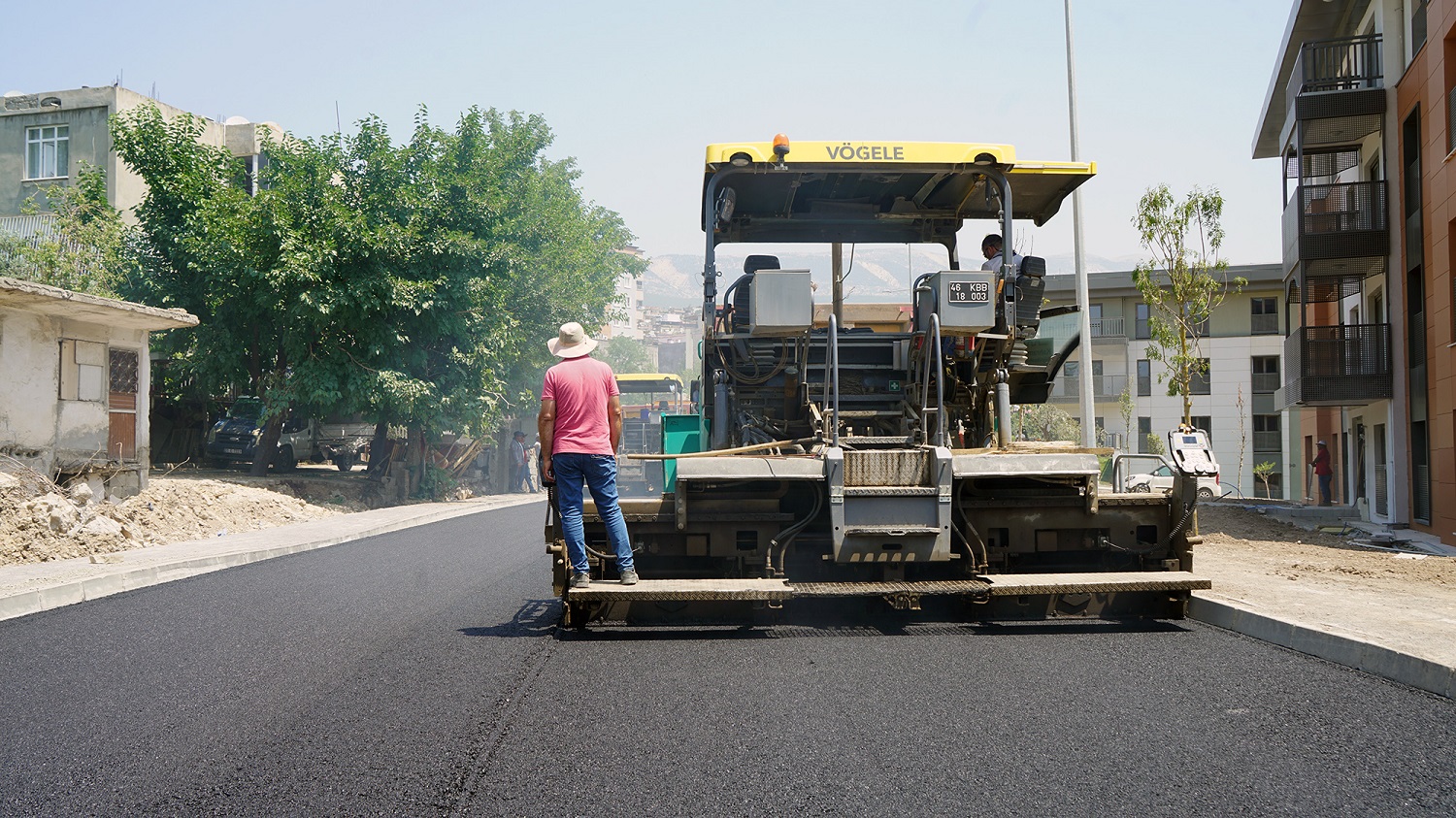 Büyükşehir, Azerbaycan Mahallesi’nde Yolları Asfaltla Kaplıyor (2)