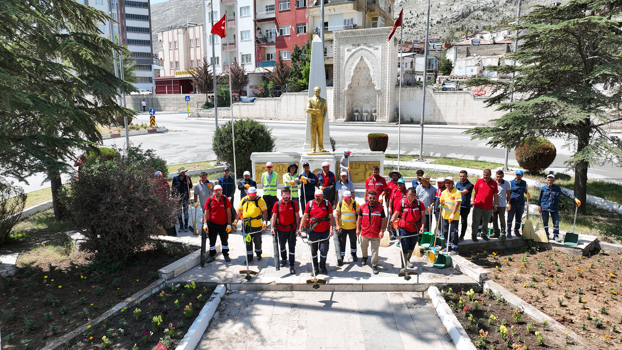 Büyükşehir’in Temizlik Timi Elbistan’da Sahada (3)