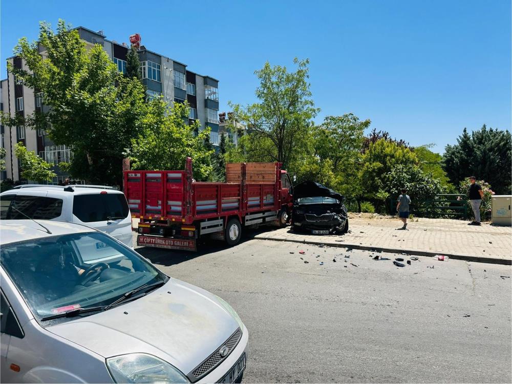 Freni Patlayan Kamyonet 3 Araca Çarptı 3 Yaralı 2