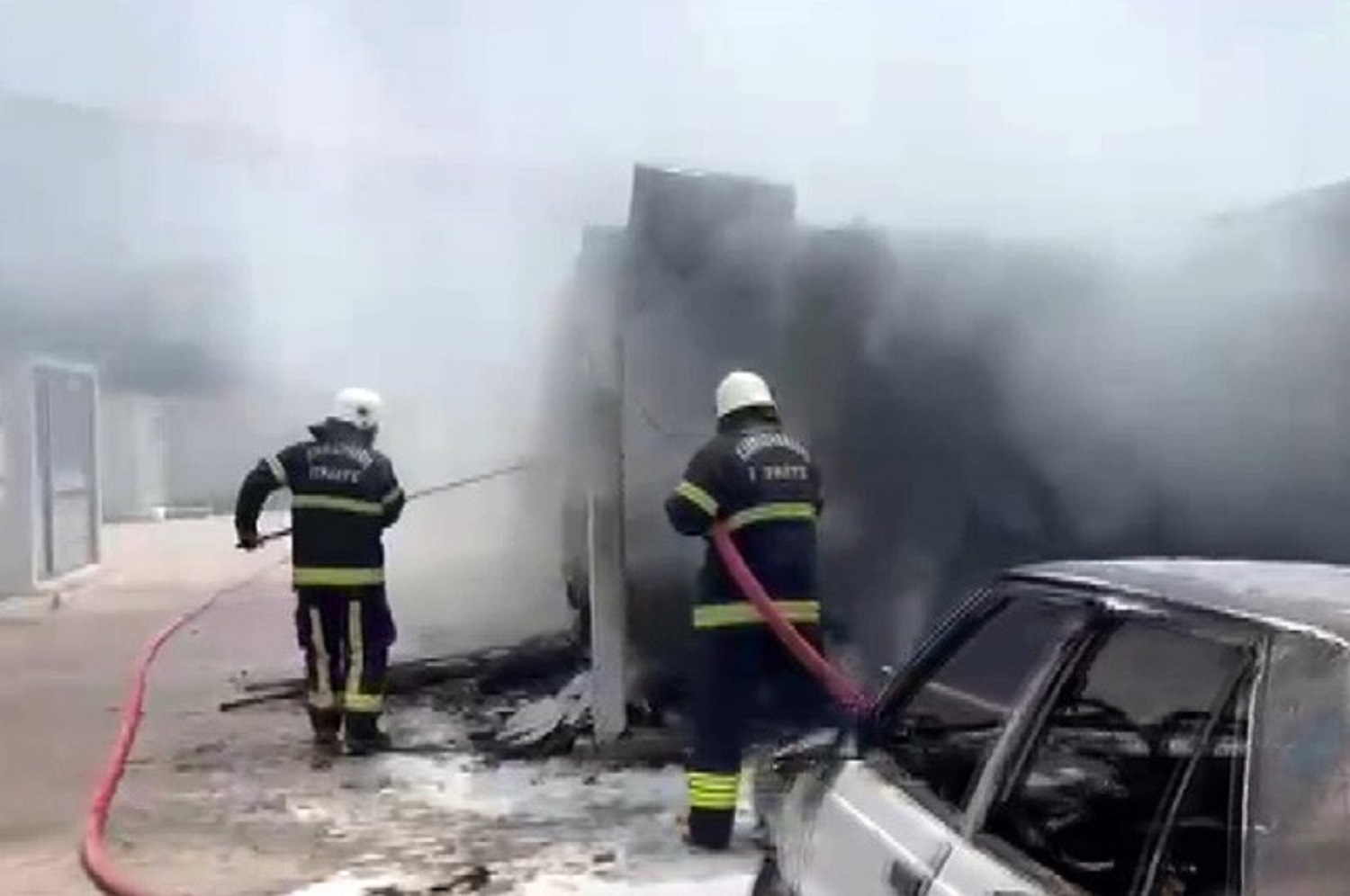 Galatasaray Konteyner Kent'te Yangın 5 Konteyner İle 1 Araç Yandı (3)