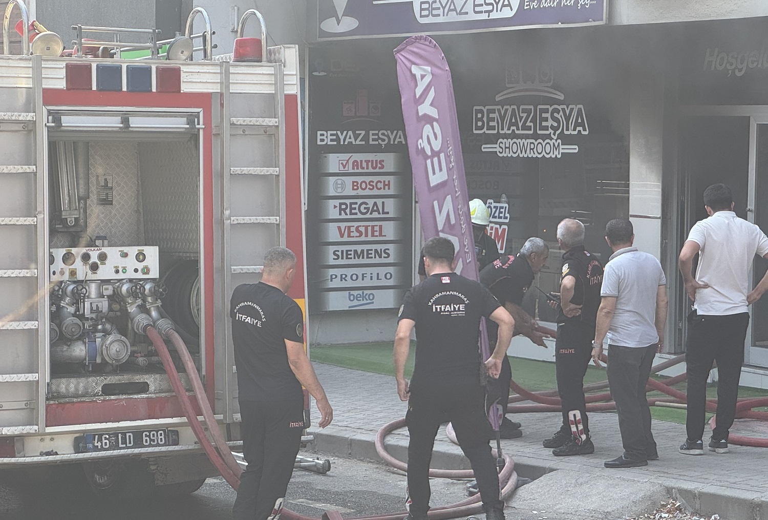 Kahramanmaraş'ta Mobilya Mağazasında Çıkan Ve Eve Sıçrayan Yangın Söndürüldü (1)