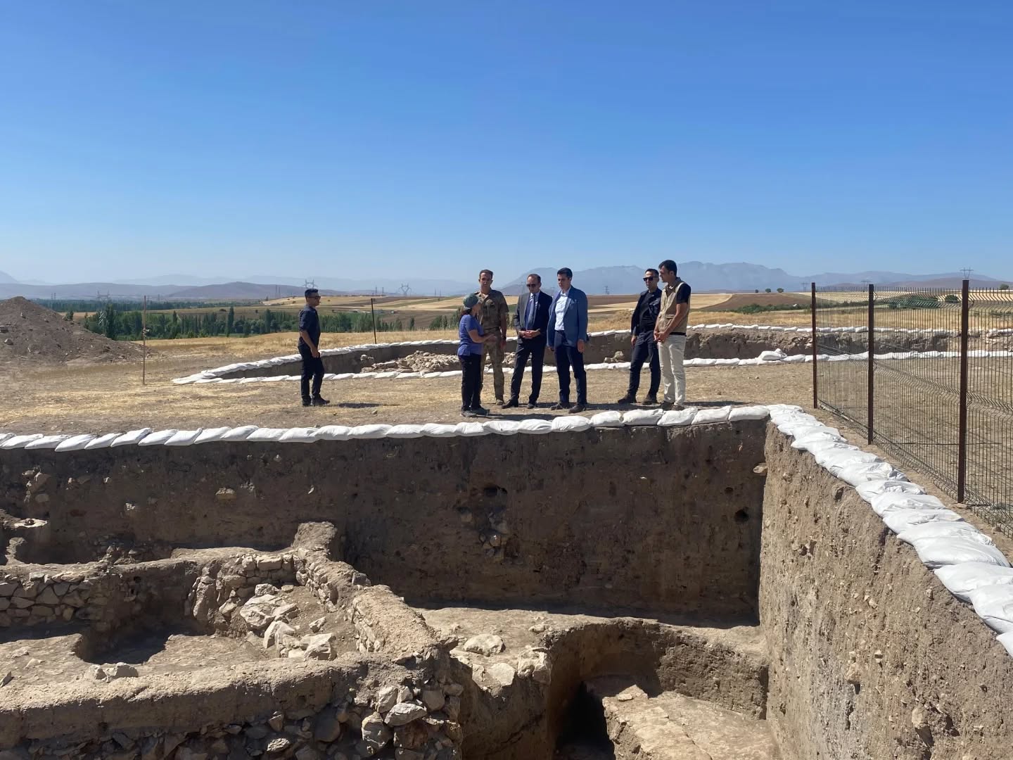 Kaymakam Sarıdoğan, Yassı Höyük Kazı Alanında İncelemelerde Bulundu1