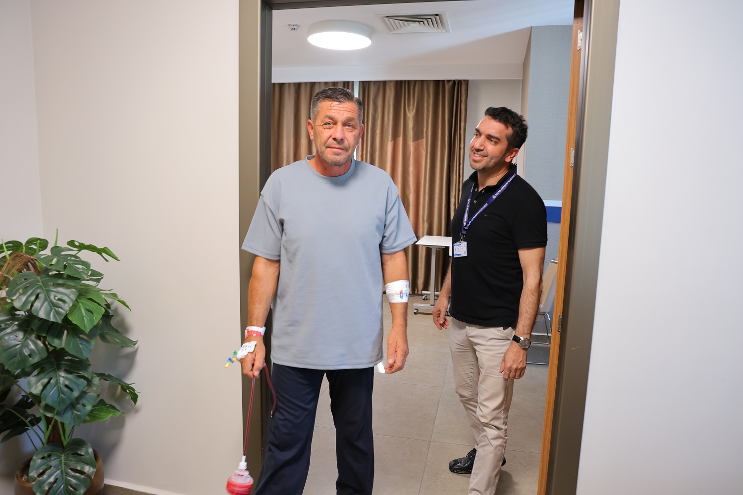 Makedonya'dan Geldi, Depremzede Şehirde Şifa Buldu (1)