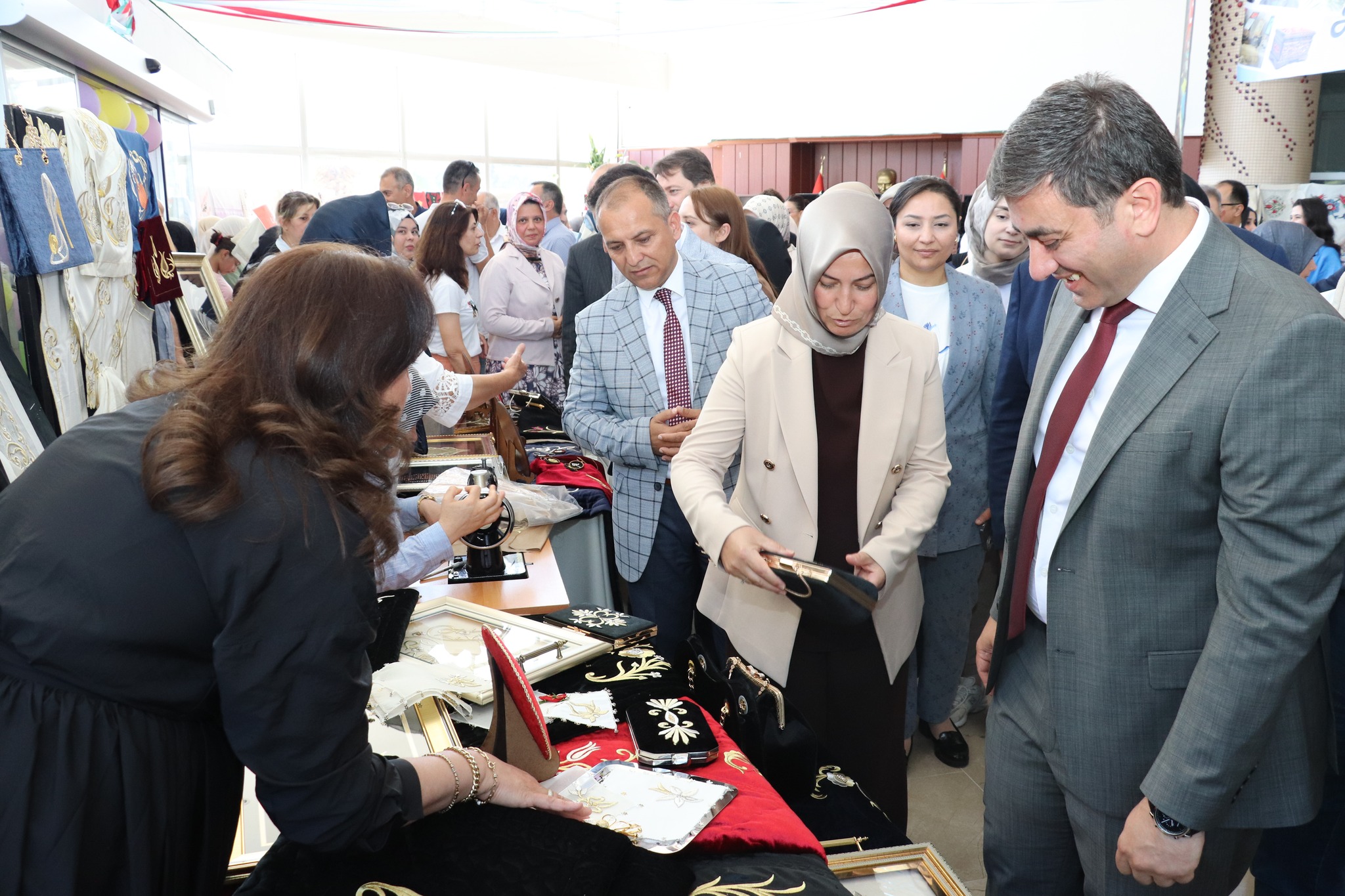 Millî Eğitim Müdürü Baydur, Halk Eğitim Aile Yılı Etkinliği Sergisini Ziyaret Etti3