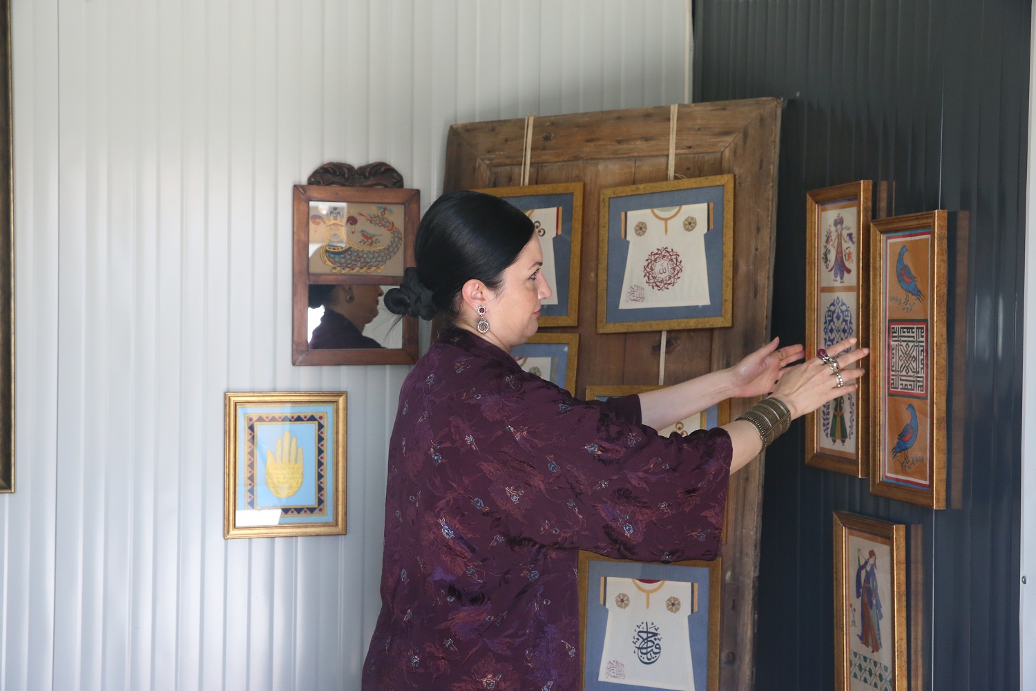 Osmanlının Tılsımlı Gömlekleri Modern Sanatla Tablolara Yansıyor (3)