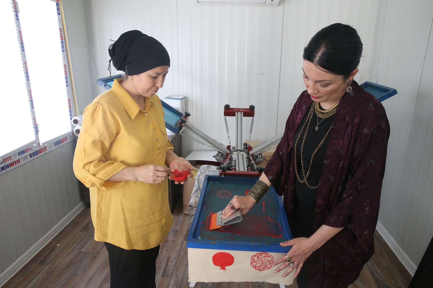 Osmanlının Tılsımlı Gömlekleri Modern Sanatla Tablolara Yansıyor (5)