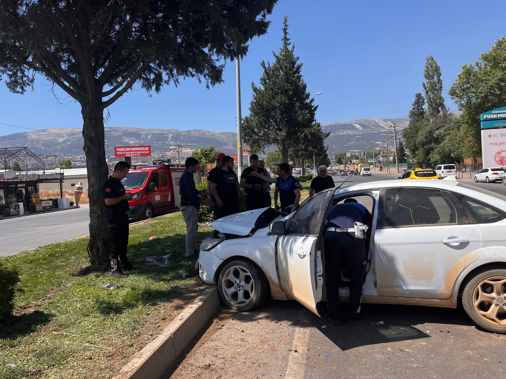Otomobil Refüje Çarptı 4 Yaralı (1)