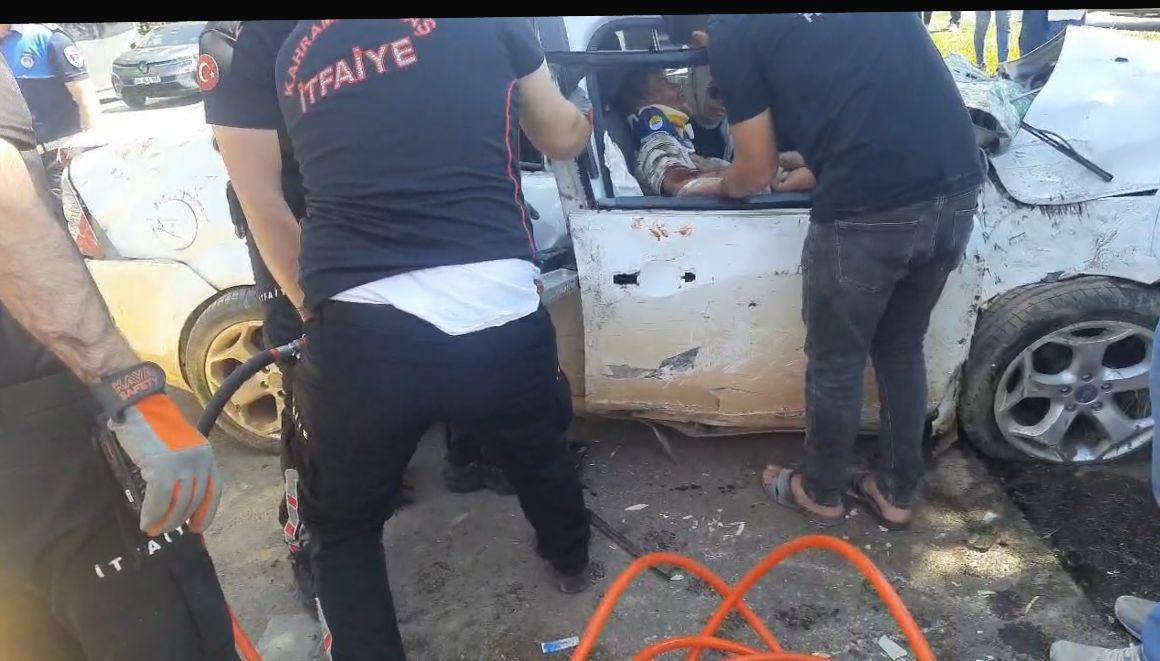 Otomobil Refüje Çarptı 4 Yaralı (2)