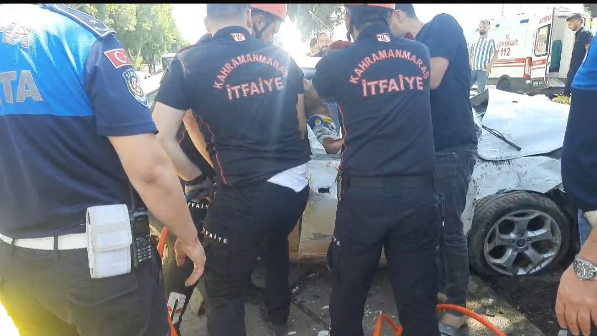 Otomobil Refüje Çarptı 4 Yaralı (3)