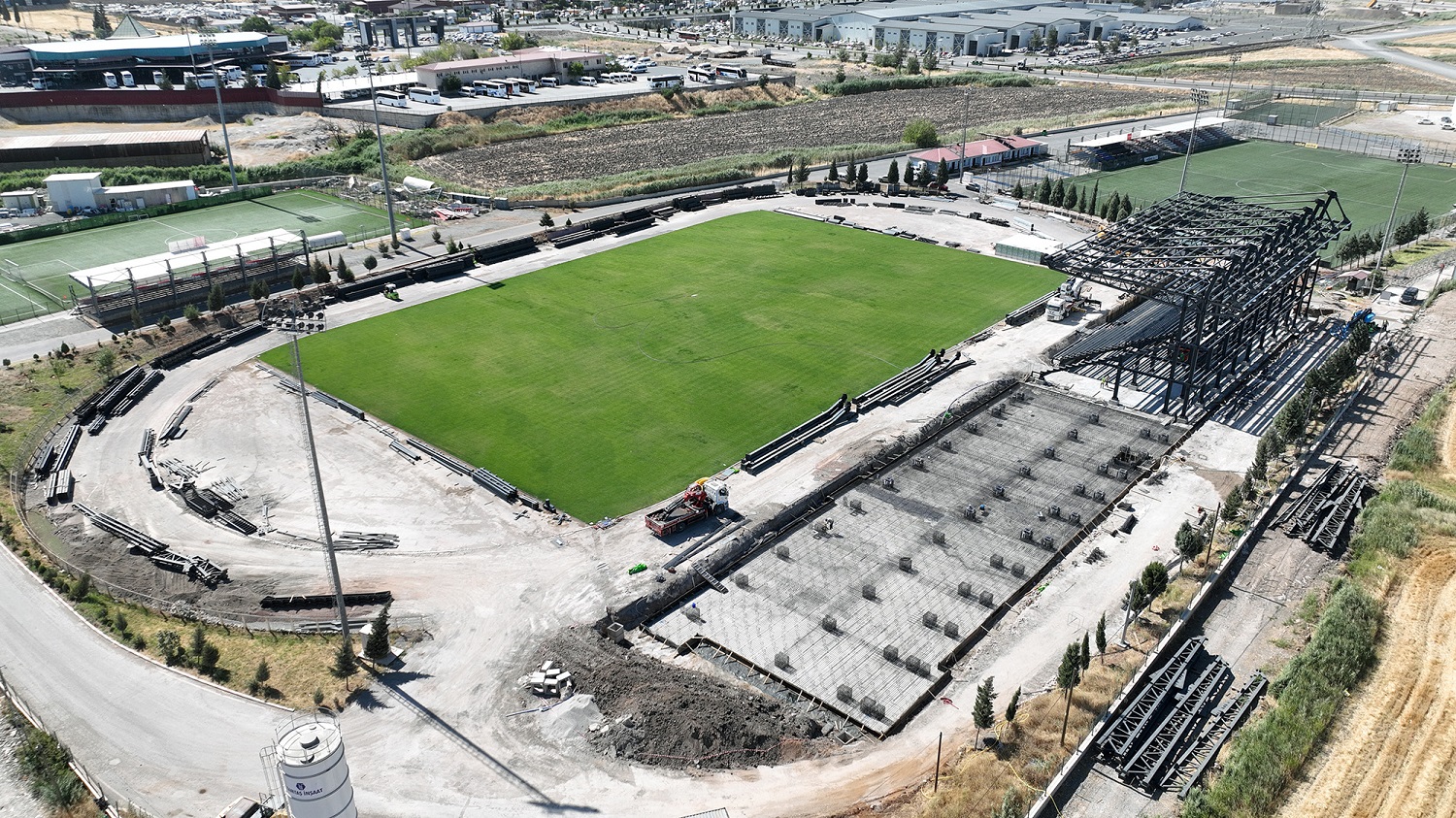 Şehrin Yeni Futbol Sahası Hızla Yükseliyor (3)