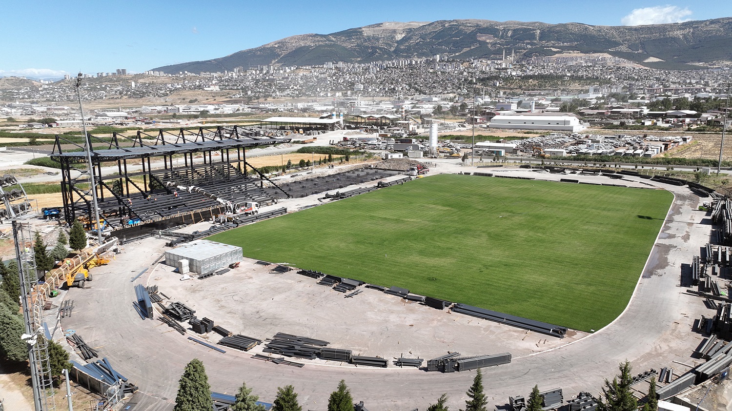 Şehrin Yeni Futbol Sahası Hızla Yükseliyor (7)
