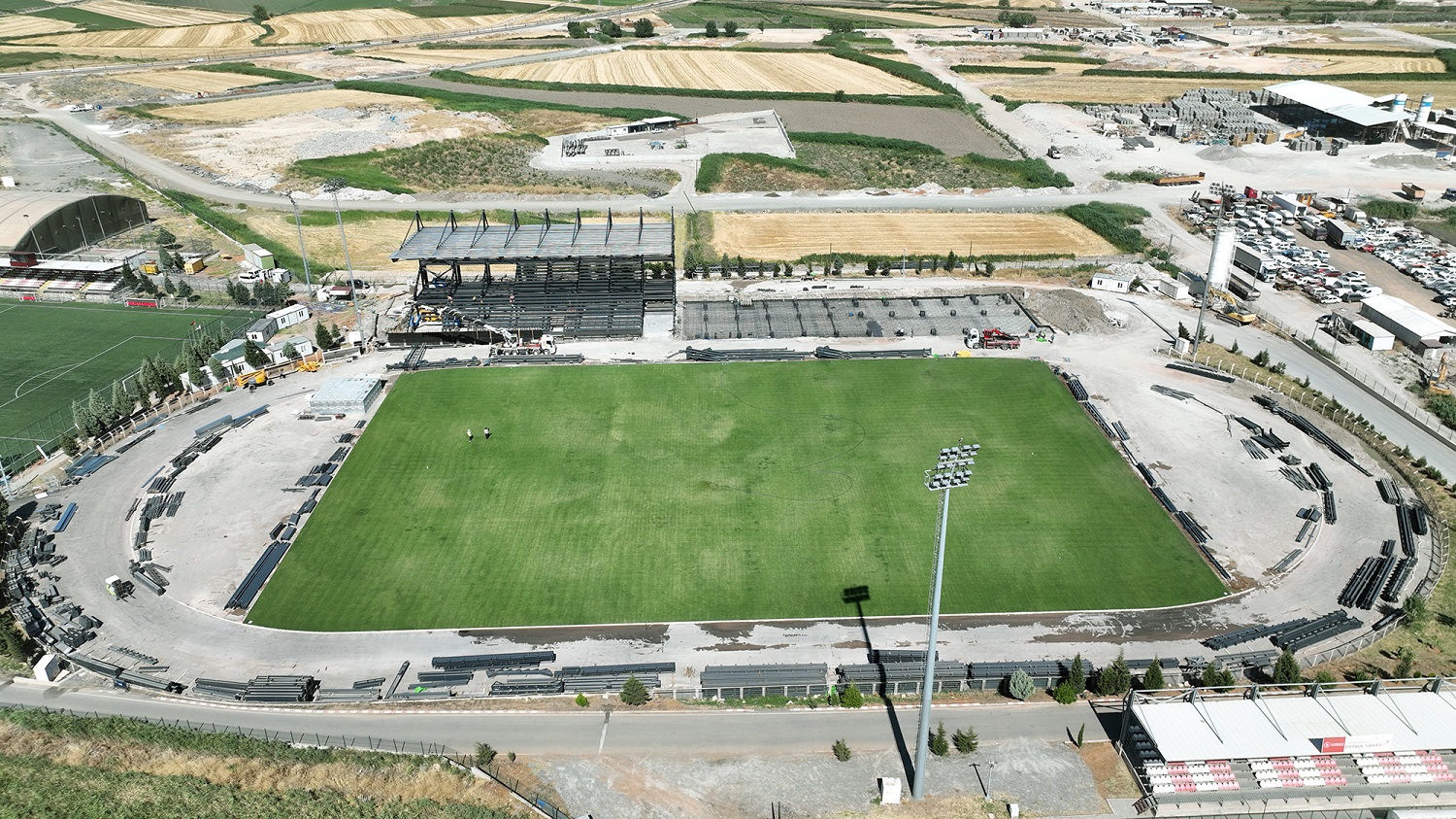 Şehrin Yeni Futbol Sahası Hızla Yükseliyor (8)