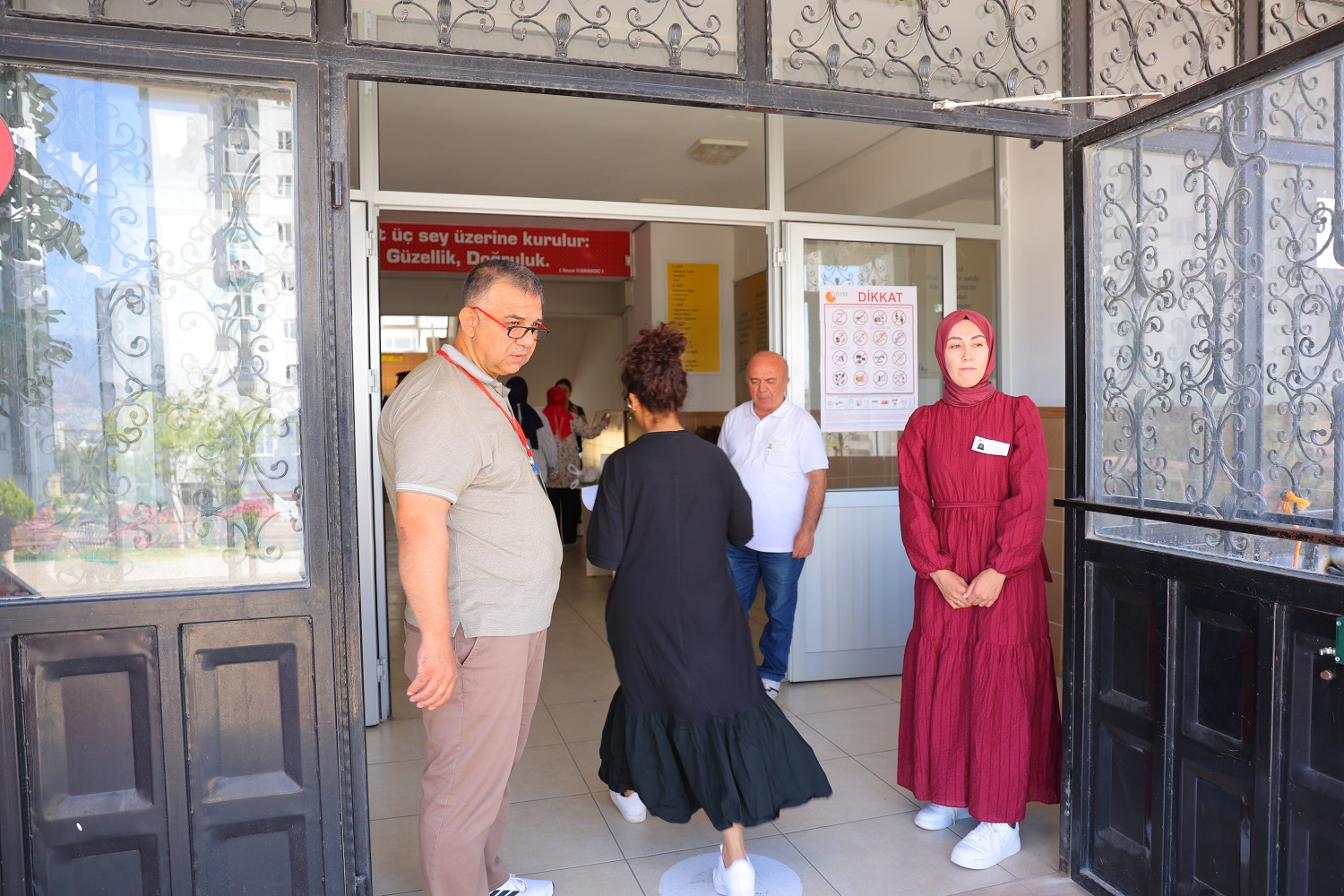 Sınava Geç Kalınca Kapıdan Bakıp Geri Gitti (3)